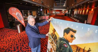 Superstar Tom Cruise lockt die Kinogänger derzeit mit einer Fortsetzung des Blockbusters "Top Gun" in die Kinos. Im Cinestar in der Galerie Roter Turm schaut Leiter Bernd Karnatz optimistisch auf die Kino-Saison im Herbst. 