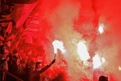 Die Eispiraten-Anhänger haben vor dem Heimspiel gegen Weißwasser ihr Team mit Pyrotechnik begrüßt. 