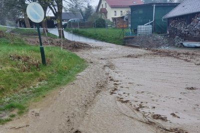 Der Regen spülte in Marieney lockeren Feldboden auf die Straße.