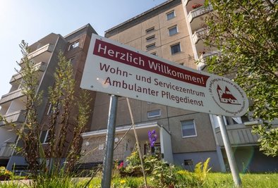 Das Wohn- und Servicezentrum an der Geithainer Straße wurde vor 15 Jahren eröffnet. Im Komplex, dessen fünf Etagen über einen Fahrstuhl verbunden sind, stehen älteren Menschen 62 Einraum- sowie fünf Zweiraumwohnungen zur Verfügung.