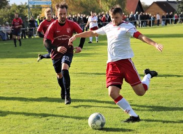Viele Zweikämpfe, wenig Spielfluss: Das Spitzenspiel zwischen dem TSV Großwaltersdorf/Eppendorf, hier mit Marc Meyer (l.), und dem TSV Flöha um Oliver Hauser (r. ) wurde seinem Anspruch kaum gerecht. 