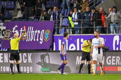 Clemens Fandrich FC Erzgebirge Aue Mitte, erhält durch Schiedsrichter Nicolas Winter li., die rote Karte, er soll Roman Potemkin Schiedsrichter-Assistent nach dessen Aussage auf das rechte Auge gespuckt haben.