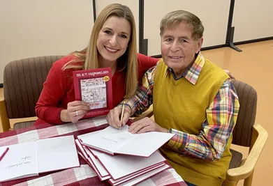 Stefanie und Eberhard Hertel signieren das neue Weihnachtsbuch. 