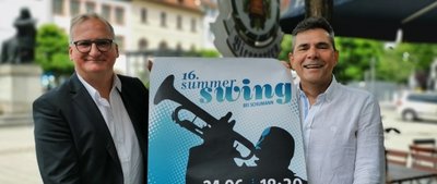 Nils Fahlke und Matthias Rose freuen sich, nach zweijähriger Pause wieder zum Summer swing bei Schumann einladen zu können. 