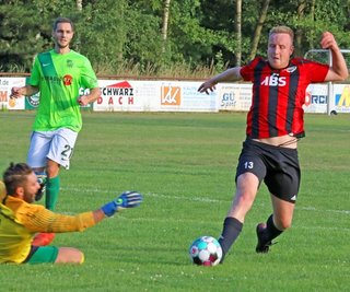 Luke-Leon Neuper (rechts) und seine Mannschaftskameraden vom ESV Lok Zwickau sorgten im Strafraum des BSC Rapid Chemnitz immer wieder für Unruhe. Am Ende setzten sich die Zwickauer zu Hause mit 3:2 gegen die Chemnitzer durch, die immerhin in der abgelaufenen Saison ungeschlagen Meister der Landesklasse West geworden sind. 