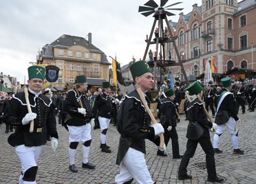 Die großen Bergparade des Sächsischen Landesverbandes der Bergmanns-, Hütten- und Knappenvereine war im vergangenen Jahr ein Höhepunkt des Stollberger Weihnachtsmarktes.