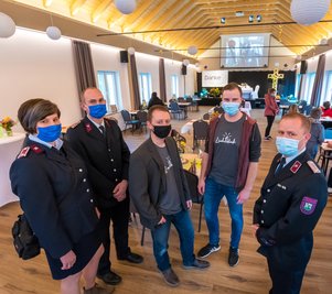 Jonas Völckel (Zweiter von rechnts) und Stefan Macher (Mitte) führten Besucher durchs neue Begegnungszentrum. 