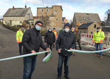 Die Alte Dorfchemnitzer Straße in Brünlos ist gestern für den Verkehr freigegeben worden - beim Banddurchschneiden Bürgermeister Wolfgang Triebert (li.) und Ortsvorsteher Dieter Krebs (re.). 