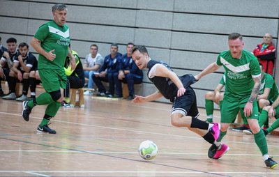 Mit einem 4:1-Sieg gegen den VfB Pausa-Mühltroff II startete der VFC Plauen ins Turnier. Hier lässt sich Plauens Lucas Will vom Pausa-Mühltroffer Chris Vogel nicht aufhalten. Der VFC löste sein Zwischenrundenticket ebenso souverän wie der VfB Auerbach II.
