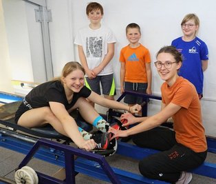 Nachwuchs-Rennrodeltrainerin Maria Sprich (r.) beim Training mit Malou Hollweg, Linus Zimmermann, Gregor Krone und Lena Heyne (von links) auf der Anschubbahn in Oberwiesenthal.
