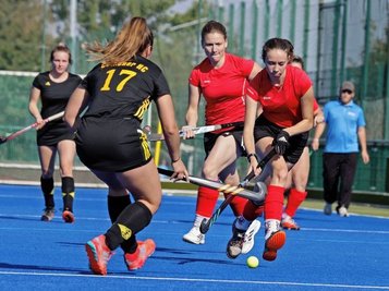 Endspurt in der Oberliga: Am Sonntag treten die Meeranerinnen - hier mit Enya Kertscher am Ball - zum drittletzten Saisonspiel an. 