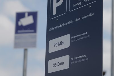 Parkdauer: 90 Minuten, sonst drohen Strafen.
