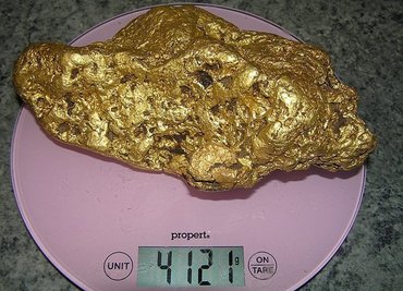 Der Finder nannte das 4,1 Kilogramm schwere Nugget demnach "Friday's Joy" (Freitagsfreude).