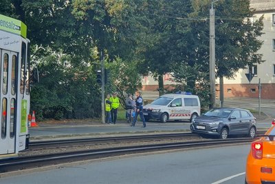 Ein Hyundai fuhr am Montagvormittag ins Gleisbett der Straßenbahn.