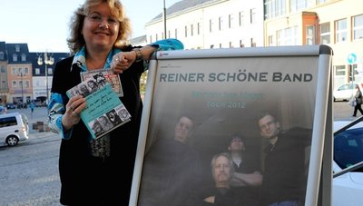 Es ist angerichtet. Margit Werner kennt Reiner Schöne persönlich und lädt zum Auftritt des Mimen, Sängers und Autors für Samstag ein.