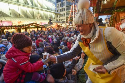 Stollenfrau Heidi Pietschmann reicht das süße Gebäck aus.