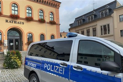 In diesem Polizei-Behörden-Bus finden die Sprechstunden statt.