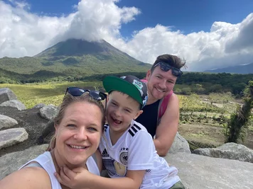 Stefanie und Ronny Zuber haben sich 90 Tage Elternauszeit genommen, um mit Sohn Gustav (5) die Welt zu erkunden. In Costa Rica hat Gustav live einen Vulkan rauchen gesehen.
