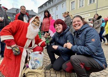 Weihnachtsmann Frank Börner (li.) mit Manuela Borrmann (Mitte) und Doreen Kröpfl aus Kühnhaide .