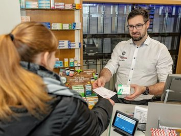Der Ellefelder "Löwen"-Apotheker Daniel Mädler wünscht sich mehr Freiheiten bei der Auswahl von Arzneien. Der "sächsische Weg" löst nun teils stringente Vorgaben. 