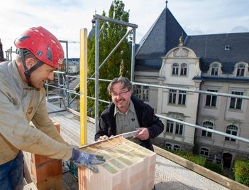 Bauunternehmer Christian Zschögner (rechts) und Jens Zschögner, Polier der Greizer Firma Taubert-Bau, haben gut lachen: Der Aufbau des letzten Geschosses der ehemaligen sowjetischen Kommandantur befindet sich auf der Zielgeraden. Nun kann das Flachdach aufgesetzt werden. 