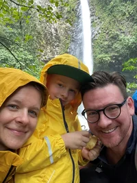 Familie Zuber vor dem "La Fortuna Wasserfall" im Herzen Costa Ricas