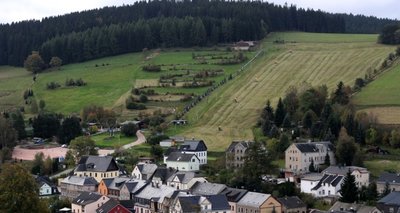 Vom Kirchturm aus bietet sich ein toller Blick auf das Eibenstocker Touristenzentrum. Am Adlerfelsen herrscht bald reges Bautreiben. Das Freizeitareal erhält mit einem Doppelsessellift eine weitere Attraktion.