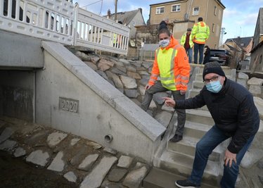 Bürgermeister Wolfgang Triebert (re.) und Jan Auerswald, Geschäftsführer vom Planungsbüro AIA Aue GmbH am Durchlassbauwerk über den Brünloser Dorfbach. 