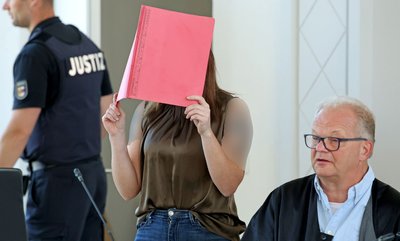Die Angeklagte hat sich bislang vor Gericht nicht zu den Vorwürfen geäußert. 