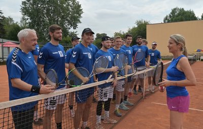 Kristin Schirbock (r), Präsidentin des 1. TC Zwickau, begrüßt den EHV Aue in Westsachsen zu einer ungewohnten Trainingseinheit. 