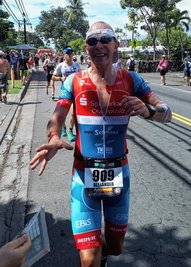 Alexander Kunze bekommt bei seinem bislang letzten Triathlon auf Hawaii im Jahr 2018 Salztabletten gegen den Mineralverlust gereicht. Trotz aller Qualen - der Limbacher will wieder auf die Insel.