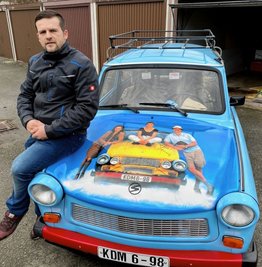 Stev Kuhn und der letzte Schorsch - mit Autogramm von Wolfgang Stumph auf der Motorhaube. 
