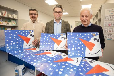 Der Adventskalender für den guten Zweck: Die Rotarier Thomas Kaiser (von links), Hendrik Mutschmann und Rolf-Rüdiger Seifert präsentieren die neuste Auflage.