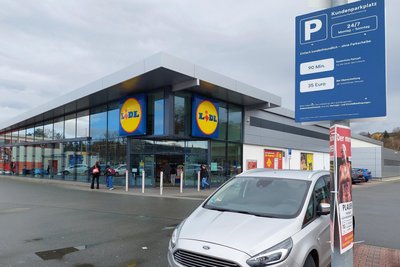 Der Lidl-Parkplatz in Plauen wird mit Kameras überwacht. Wer dort länger als 90 Minuten parkt, muss mit einer Geldstrafe rechnen.