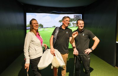 Golferin Petra Schöne, Hub-Manager Lars Decker und Inhaber Torsten Bittermann (v. l.) spielen Sommergolf.