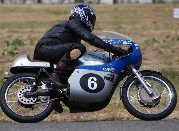 Gibt mit 72 immer noch Gas: Ingo Grämer aus Freiberg auf seiner historischen MZ RE 125 aus dem Jahr 1965. 
