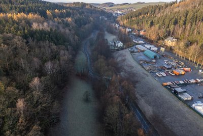 Von Herold aus führt der neue Radweg abseits der Straße durch die Natur in Richtung Thum.