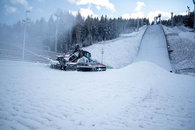 Die Vorbereitungen für den Weltcup in der Vogtland-Arena laufen.