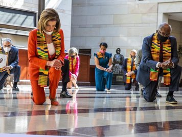  
          Nancy Pelosi (vorne, l), Sprecherin des US-Repräsentantenhauses, und führende US-Demokraten knien in der «Emancipation» Halle des US-Kapitols.