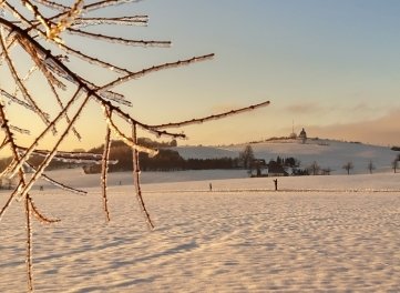 Traumhafte Aussichten von der Schwartenbergloipe, im Hintergrund thront der Schwartenberg.