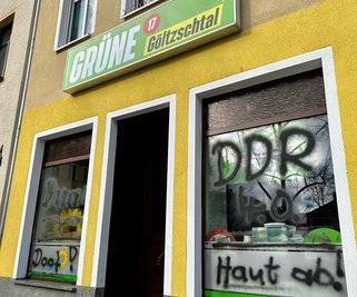 Farbanschlag auf das Büro der Partei Die Grünen. 