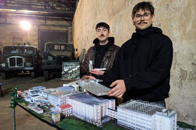 Anhand eines Modells der Spinnerei, zu dem auch die geplanten Gewächshäuser auf den Dächern gehörten, stellten Alexander Ostrovskis (links) und Leo Dinkelacker ihr Konzept vor.