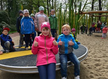 Hannah und Maurice auf dem neuen Jugendspielplatz am Schwanenteich in Mittweida.