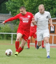Miguel Goncalves Grincho (links) und Limbach-Oberfrohna treffen nach dem Sieg über den Meeraner SV II (mit Felix Pohle) auf ein selbstbewusstes Team aus Schönberg/Oberwiera. 