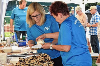 Der Verein der Aschbergfreunde hat das Schwarzbeerfest organisiert. Seine Mitglieder und zahlreiche Helfer hatten in den vergangenen Wochen rund 120 Liter Schwarzbeeren gesammelt, die zu 77 Kuchen, Konfitüre und Likör verarbeitet wurden. Nicht nur Jana Ebers (links) und Christine Schlosser hatten beim Verkauf alle Hände voll zu tun.