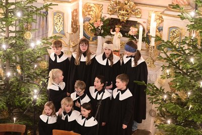 Die Kinder der Kurrende sangen „Maria durch ein Dornwald ging".