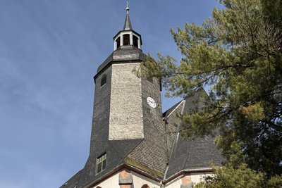 Die St. Petrikirche ist mit Schiefer aus der Region eingedeckt.
