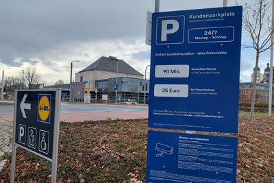 Hinweisschilder an den Zufahrten zum Plauener Lidl-Parkplatz an der Hofer Straße weisen auf die Kameraüberwachung hin.
