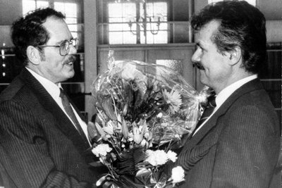 Karl Matko bei der Amtsübernahme im Mai 1990 in Schwarzenberg: Dr. Werner Runge, der damalige Vorsitzende des Rates des Kreises Schwarzenberg, gratuliert dem Landrat zur Wahl.