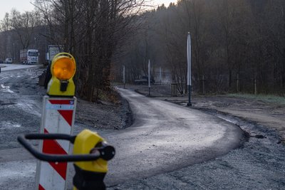Wie im Anfangsbereich aus Richtung Herold stehen auch am ersten Abschnitt von Thum aus Laternen. Ein großer Bereich des neuen Radwegs bleibt allerdings unbeleuchtet.
